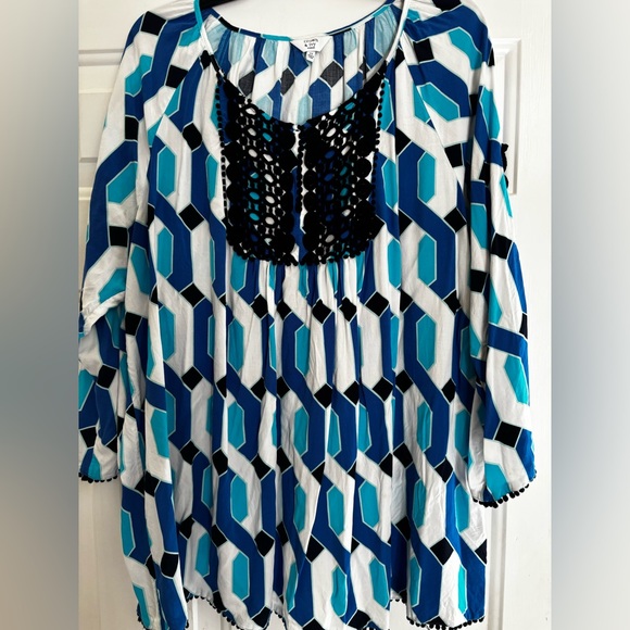 Crown & Ivy Blue and White Geometric Blouse size 2x - Picture 3 of 7